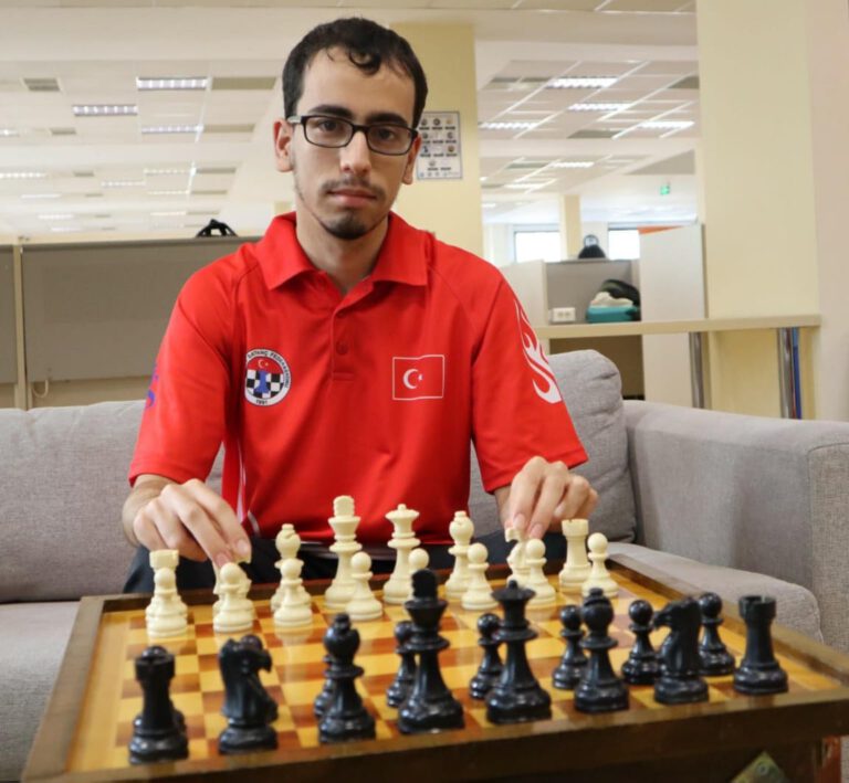 CM EMRE KIRILMAZ(Elo:2175) bu dönem antrenör kadromuza katıldı🤗.Kendisi Milli Sporcu ve CM(Usta adayı)...Kulübümüzde yüzyüze derslere başlayacak bu dönem.Turnuva gurubunda derslere girecek...Kulübümüze hayırlı olsun...